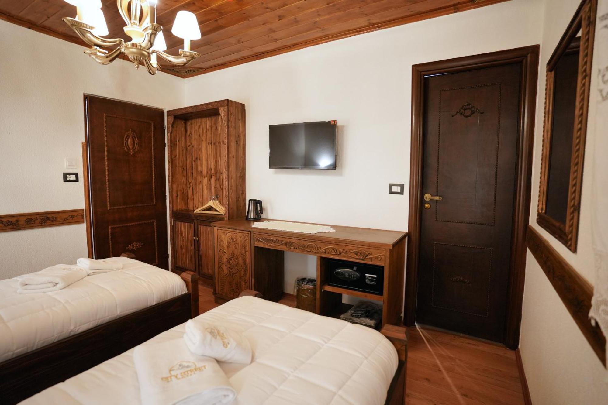 City Street Hotel Gjirokaster Phòng bức ảnh