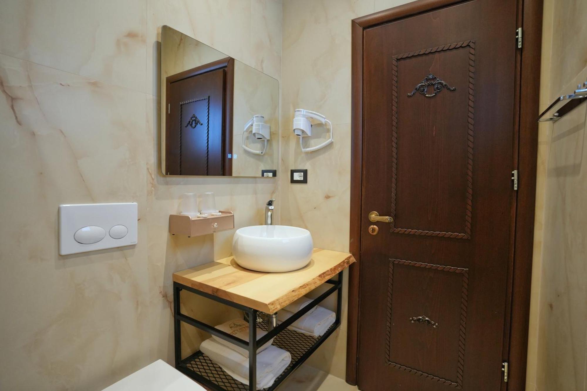 City Street Hotel Gjirokaster Phòng bức ảnh