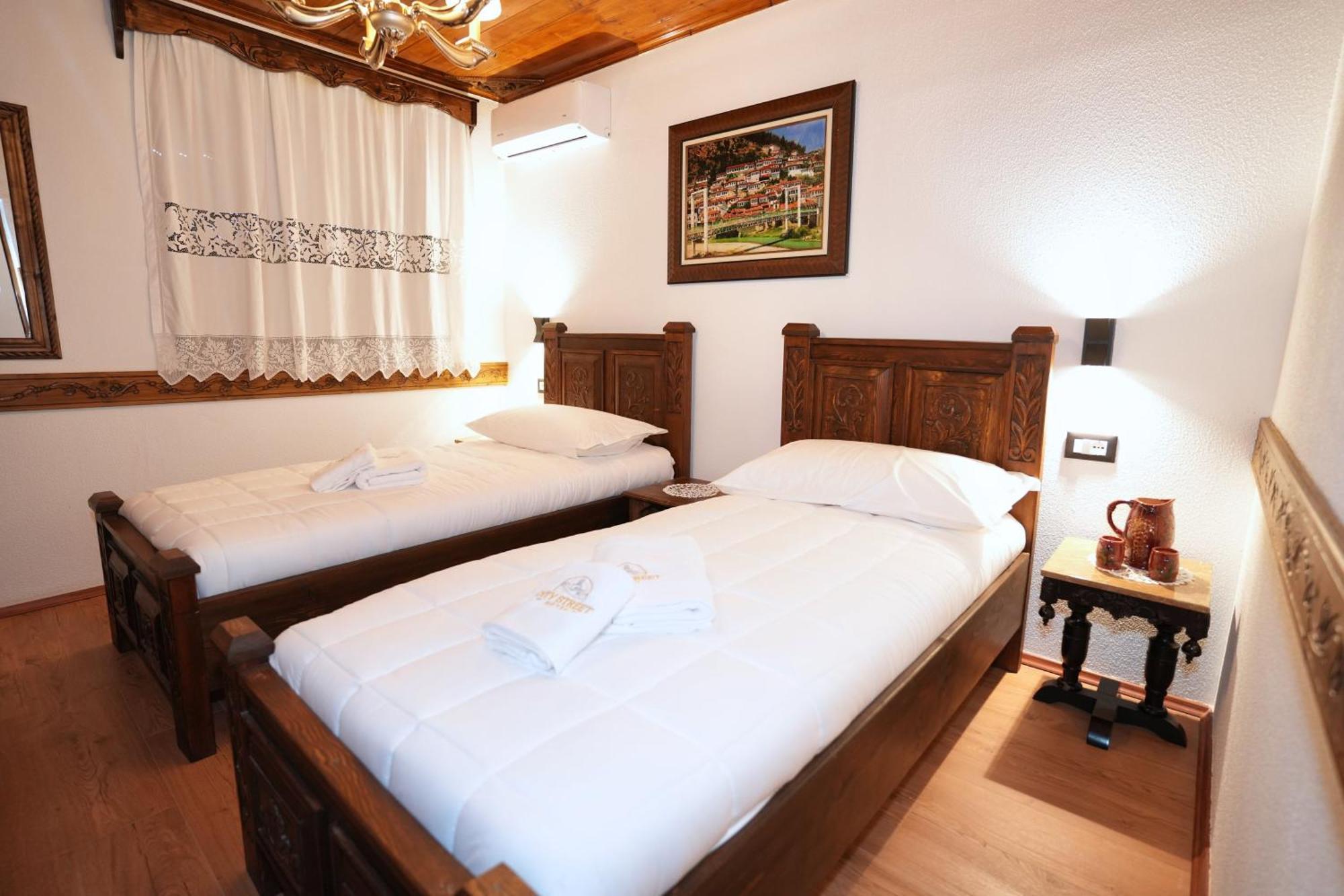 City Street Hotel Gjirokaster Phòng bức ảnh