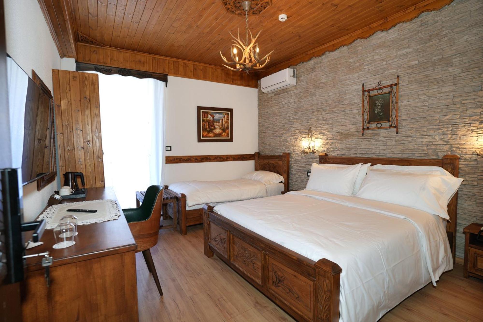 City Street Hotel Gjirokaster Ngoại thất bức ảnh