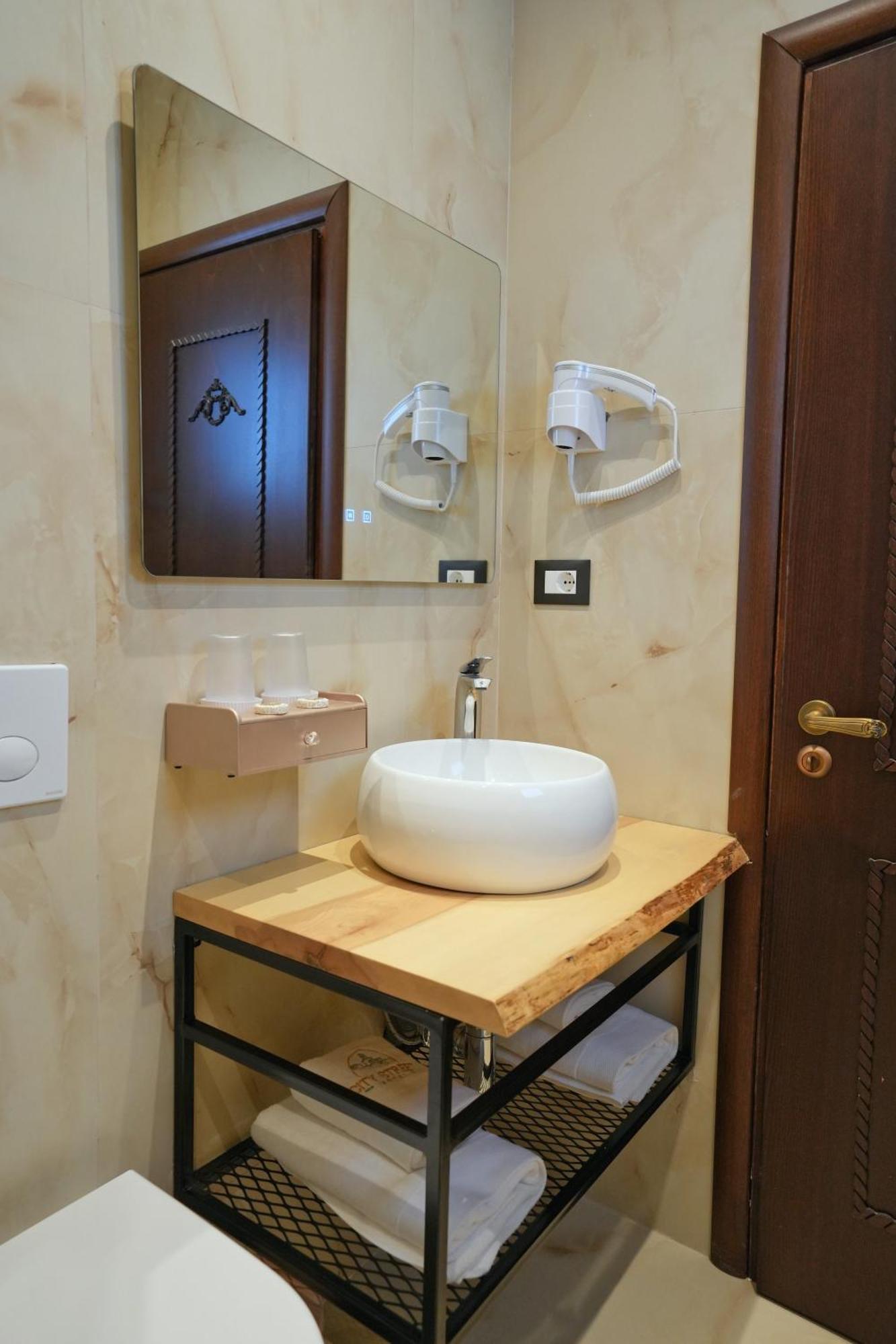 City Street Hotel Gjirokaster Phòng bức ảnh